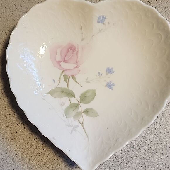 Heart-Shaped Floral Porcelain Dish - Picture 4 of 4
